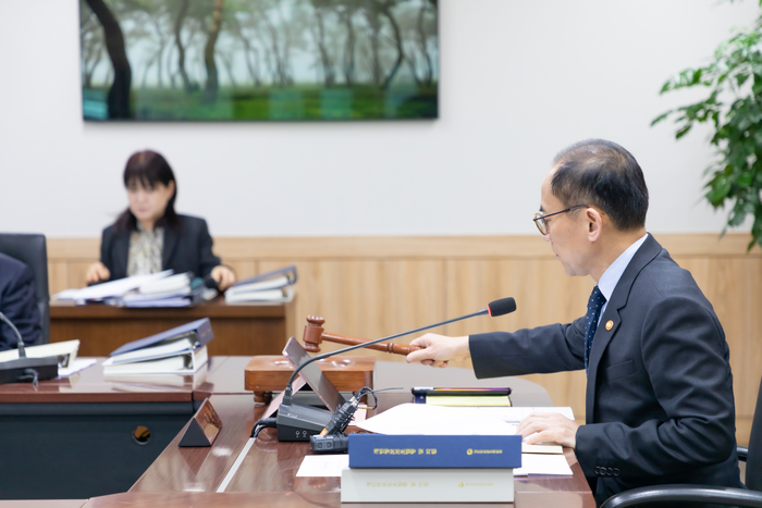 고학수 개인정보보호위원회 위원장이 지난 28일 오후 서울 종로구 정부서울청사에서 열린 2024년 제4회 전체회의에서 의사봉을 두드리고 있다.(개인정보보호위원회 제공)