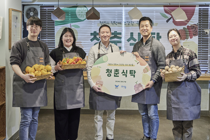 청년공간 이음에서 허희수 SPC그룹 부사장(가운데)과 청년공간 이음 김효성 대표(우측 두번째)와 청년들이 우리 농산물 꾸러미를 만들고 기념촬영을 하고 있다.