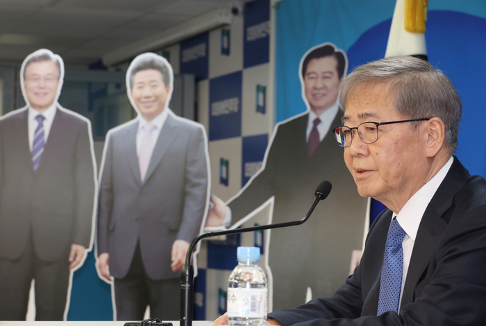 더불어민주당 임혁백 공천관리위원장이 28일 여의도 당사에서 공천 심사 결과를 발표하고 있다. 연합뉴스