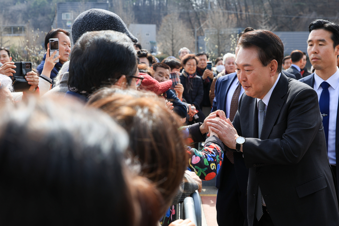 윤석열 대통령이 28일 오전 충북 옥천군 고(故) 육영수 여사 생가를 방문해 인근 지역 주민들과 인사하고 있다. 대통령실 제공