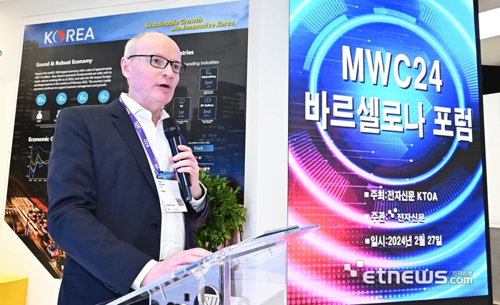 세계 최대 이동통신 박람회 MWC24를 맞아 전자신문과 한국통신사업자연합회(KTOA)가 공동주최한 'MWC24 바르셀로나 포럼'이 스페인 바르셀로나 피라 그란 비아에서 열렸다. 알렉스 싱클레어 세계이동통신사업자협회(GSMA) CTO가 인사말을 하고 있다. 바르셀로나(스페인)=이동근기자 foto@etnews.com