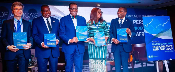 아킨우미 아데시나 아프리카개발은행(AfDB) 총재(왼쪽 세 번째), 케빈 우라마 AfDB 부총재(왼쪽 다섯 번째)가 '아프리카 거시경제 성과·전망(MEO)'를 발표하며 기념 촬영했다. 출처: AfDB