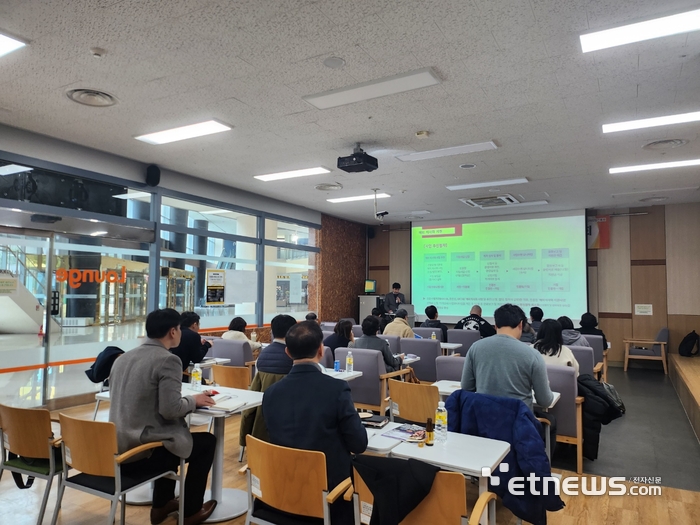 경기 용인시산업진흥원이 최근 시 관내 중소기업을 대상으로 '2024년 용인시산업진흥원 수출지원사업 설명회'를 진행했다.