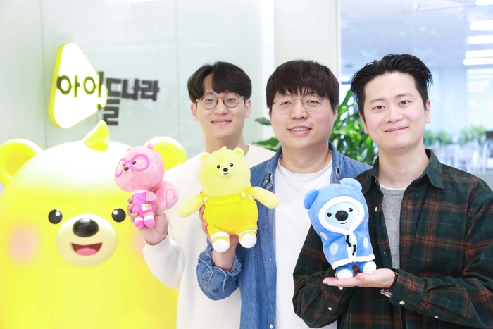 (왼쪽부터)채명철 LG유플러스 인텔리전스엔지니어링 팀원, 김택현 LG유플러스 인텔리전스엔지니어링 팀장, 이창익 LG유플러스 콘텐츠플랫폼스쿼드(PO)