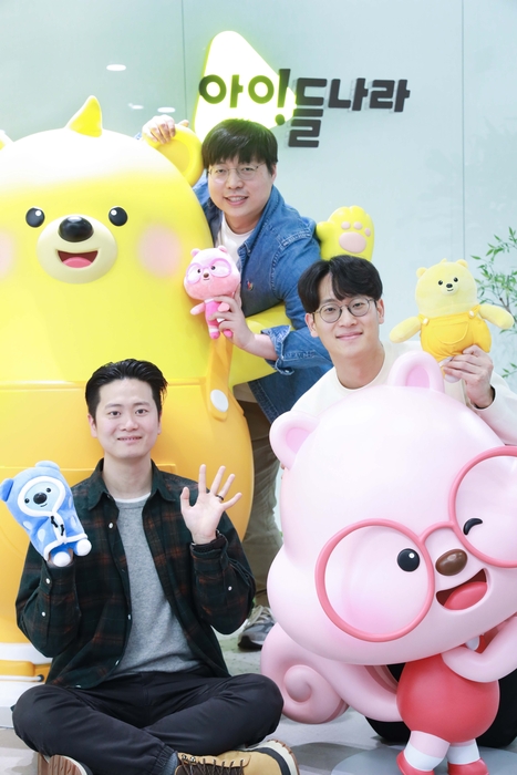 (왼쪽부터)이창익 LG유플러스 콘텐츠플랫폼스쿼드(PO), 김택현 LG유플러스 인텔리전스엔지니어링 팀장, 채명철 LG유플러스 인텔리전스엔지니어링 팀원