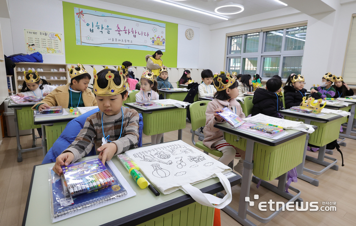 필기구 정리하는 초등 신입생