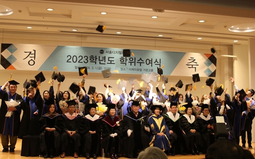 지난 1일 더케이호텔에서 열린 서울디지털대학교 '2023학년도 전기 학위수여식'을 마치고 졸업생들이 학사모를 던지며 기념촬영하고 있다. 사진=서울디지털대학교.