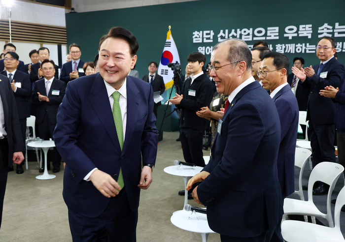 윤석열 대통령이 4일 대구 북구 경북대학교에서 '첨단 신산업으로 우뚝 솟는 대구'를 주제로 열린 열여섯 번째 국민과 함께하는 민생토론회에 입장하며 참석자들과 인사하고 있다. 연합뉴스