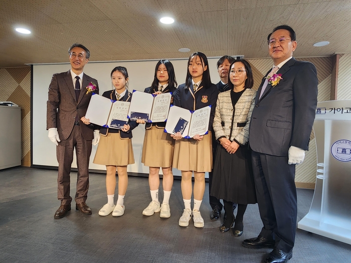 김현겸 장학회 이사장(맨 오른쪽)이 가야고 입학식에서 학생들에게 장학증서와 학업장려금을 전달했다. (팬스타그룹 제공)