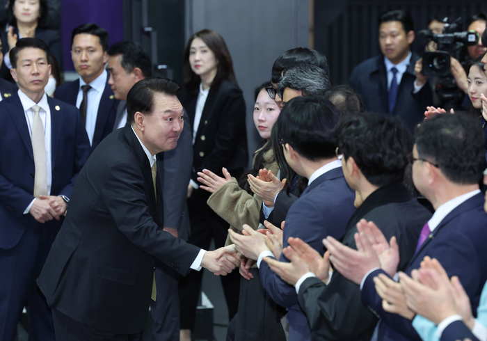 윤석열 대통령이 5일 경기 광명시 아이벡스 스튜디오에서 '청년의 힘으로! 도약하는 대한민국!'을 주제로 열린 열일곱 번째 국민과 함께하는 민생토론회에 입장하며 참석자와 악수하고 있다. 연합뉴스