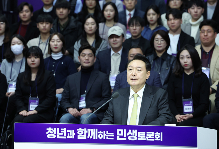 윤석열 대통령이 5일 경기 광명시 아이벡스 스튜디오에서 '청년의 힘으로! 도약하는 대한민국!'을 주제로 열린 열일곱 번째 국민과 함께하는 민생토론회에서 발언하고 있다. 연합뉴스