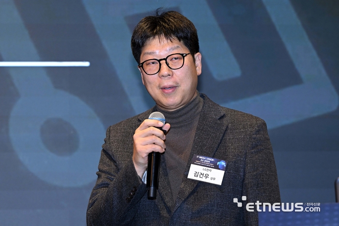 전자신문과 정보통신기획평가원이 주최하는 'IT 메가 비전:AX 2024'가 지난 6일 서울 서초구 엘타워에서 열렸다. 김건우 LG전자 상무가 'AX, 연결된 디바이스들이 제공하는 새로운 경험'을 주제로 발표하고 있다. 김민수기자 mskim@etnews.com