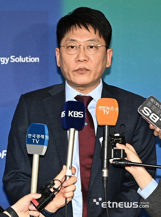 취재진 질문에 답하는 김동명