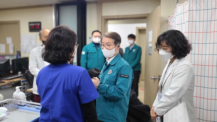 이정식 고용노동부 장관이 6일 근로복지공단 대전병원을 방문해 비상진료대책 이행 현황을 점검했다.[고용부 제공]