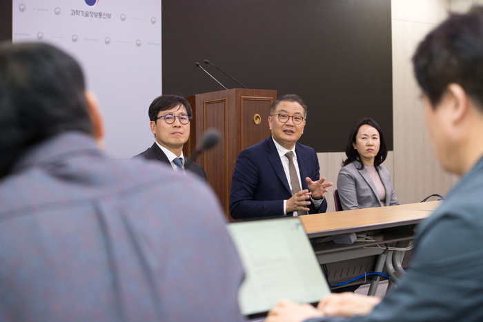 기자들과 대화하는 박상욱 과학기술수석 〈연합뉴스〉