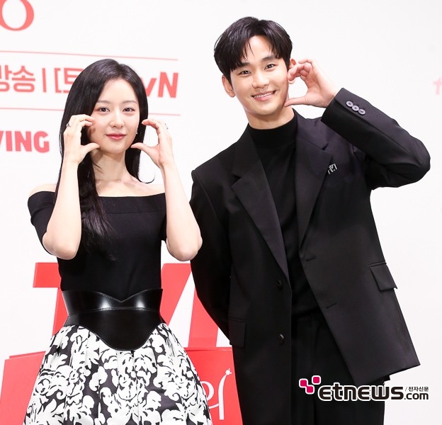 [ET포토] 김지원-김수현, '결혼 3년차에도 미소'