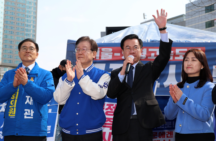 더불어민주연합 윤영덕 공동대표가 7일 오전 경기도 양평군청 앞에 마련된 서울·양평 고속도로 국정농단 진상규명 촉구 농성장 앞에서 열린 양평고속도로 특혜의혹 규탄 기자회견에서 발언을 하고 있다. 왼쪽부터 최재관 더불어민주당 여주시·양평군 후보, 이재명 더불어민주당 대표, 윤 공동대표, 백승아 공동대표.. 연합뉴스