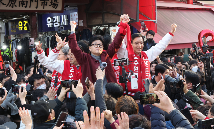 국민의힘 한동훈 비상대책위원장이 7일 오후 경기도 수원시 팔달구 지동못골시장을 방문해 시민들에게 인사하고 있다.