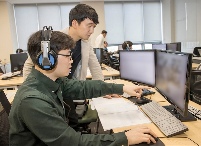 지난해 하반기 공채 온라인 삼성직무적성검사(GSAT)를 앞두고 감독관이 응시자 대상 예비소집을 실시하고 있다. (사진=삼성)