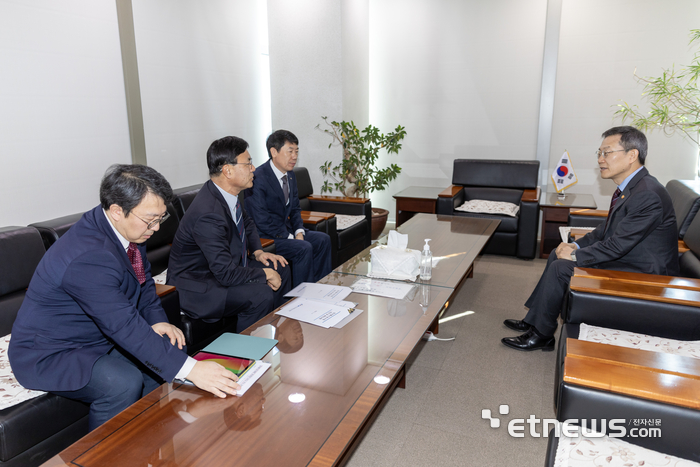 이재식 한국정보통신공사협회 중앙회장이 이종호 과학기술정보통신부 장관과 면담했다.