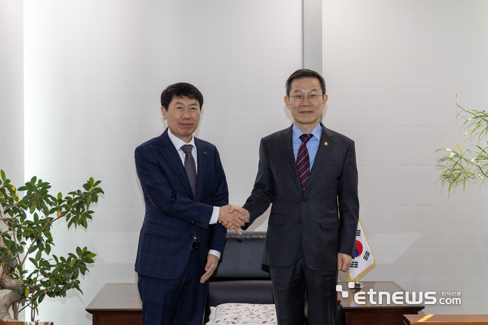 이재식 한국정보통신공사협회 중앙회장이 이종호 과학기술정보통신부 장관과 면담했다.