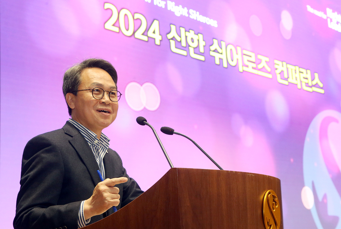 축사하는 진옥동 신한금융그룹 회장 (서울=연합뉴스) 신한금융그룹이 세계 여성의 날을 기념해 8일 오후 서울 중구 신한금융 본사에서 '2024년 신한 쉬어로즈(SHeroes) 컨퍼런스'를 개최했다고 10일 밝혔다. 이날 행사에 참석한 진옥동 신한금융그룹 회장이 축사를 하고 있다. 2024.3.10 [신한금융그룹 제공. 재판매 및 DB금지] photo@yna.co.kr (끝)