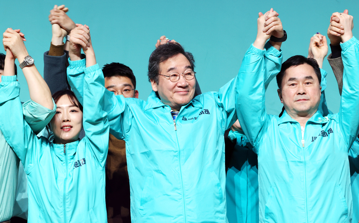 이낙연 새로운미래 공동대표가 10일 오후 광주 서구 김대중컨벤션센터에서 열린 당원 집회·필승 결의대회에서 당 지도부와 기념사진을 찍고 있다. 연합뉴스