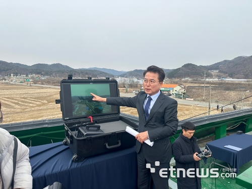 육동한 춘천시장이 기업혁신파크 예정지 드론영상을 소개하고 있다.