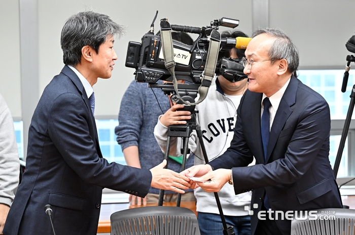 악수하는 송호준-이석희