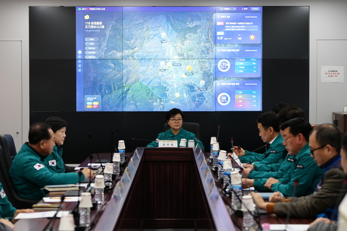 이순희 서울 강북구청장이 '디지털 강북 통합플랫폼' 시연회에서 도시 안전 상황을 보고받고 있다.