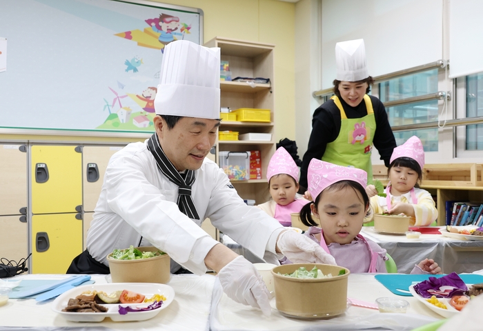 이주호 부총리가 12일 충북 진천 상신초등학교 늘봄학교에서 어린이들과 늘봄학교 프로그램을 체험하고 있다.[교육부 제공]