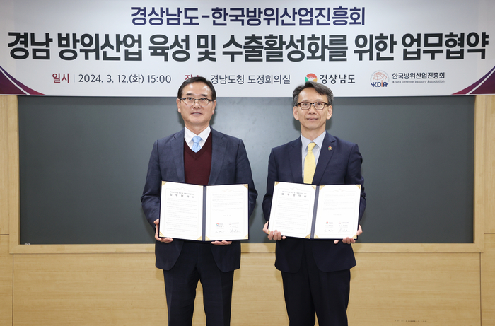 최병로 한국방위산업진흥회 상근부회장과 김명주 경남도 경제부지사(왼쪽부터)가 12일 업무협약을 체결했다.