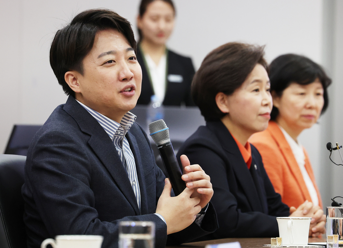 개혁신당 이준석 대표가 12일 오전 경기도 화성시 삼성전자 화성캠퍼스를 방문해 발언하고 있다.