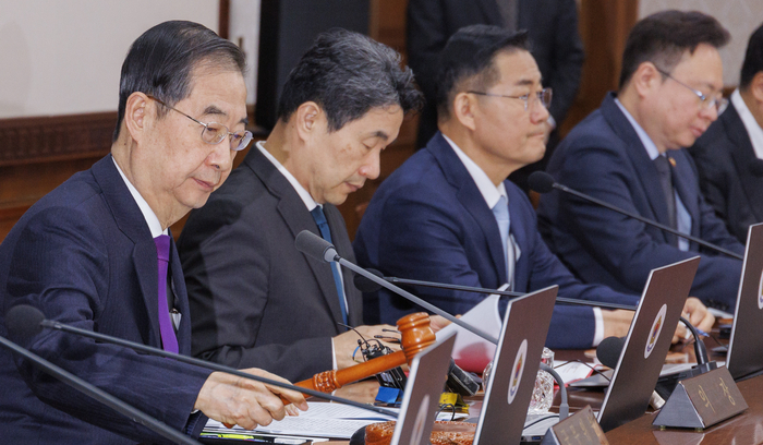 한덕수 국무총리가 12일 오전 서울 종로구 정부서울청사에서 열린 국무회의에 참석해 의사봉을 두드리고 있다. (사진=연합뉴스)