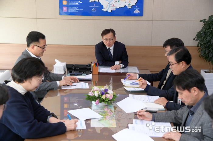 고광완 광주시 행정부시장이 13일 오후 행정부시장실에서 열린 신속집행 점검회의을 주재하고 있다.