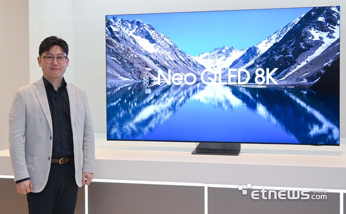 삼성전자가 2024년형 Neo QLED·삼성 OLED TV 신제품을 15일 국내 시장에 공식 출시하며 AI TV시대를 선언했다. 13일 서울 강남구 삼성전자 서초사옥에서 열린 'Unbox & Discover 2024'에서 용석우 삼성전자 영상디스플레이사업부 사업부장이 3세대 인공지능(AI) 8K 프로세서를 탑재한 2024년형 Neo QLED 8K TV 신제품을 소개하고 있다.
 김민수기자 mskim@etnews.com