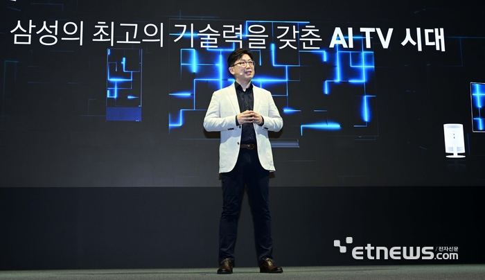 삼성전자가 2024년형 Neo QLED·삼성 OLED TV 신제품을 15일 국내 시장에 공식 출시하며 AI TV시대를 선언했다. 13일 서울 강남구 삼성전자 서초사옥에서 열린 'Unbox & Discover 2024'에서 용석우 삼성전자 디스플레이사업부 사업부장이 2024년 사업 전략을 발표하고 있다.
 김민수기자 mskim@etnews.com