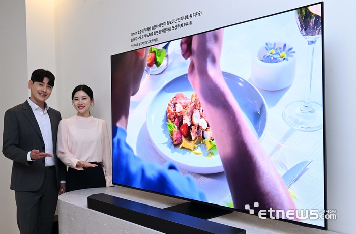 삼성전자가 2024년형 Neo QLED·삼성 OLED TV 신제품을 15일 국내 시장에 공식 출시하며 AI TV시대를 선언했다. 13일 서울 강남구 삼성전자 서초사옥에서 열린 'Unbox & Discover 2024'에서 모델이 빛 반사를 줄여 몰입감 있는 시청경험을 제공하는 2024년형 삼성 OLED를 소개하고 있다.
 김민수기자 mskim@etnews.com