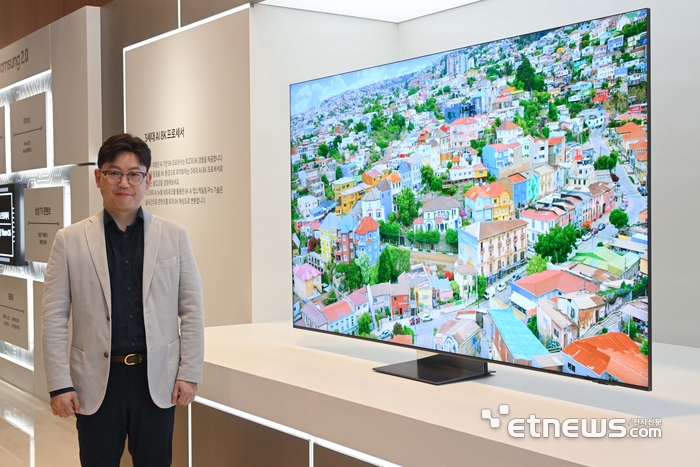 AI 탑재 Neo QLED 8K TV 소개하는 용석우 삼성전자 사장