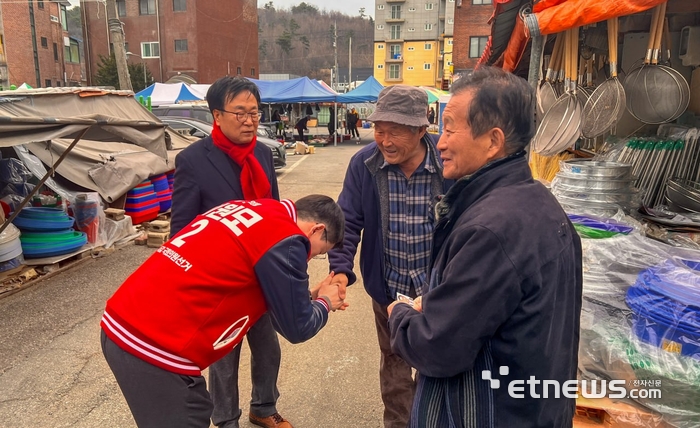 이원모 국민의힘 경기용인갑 후보가 지역민들과 인사하고 있다.