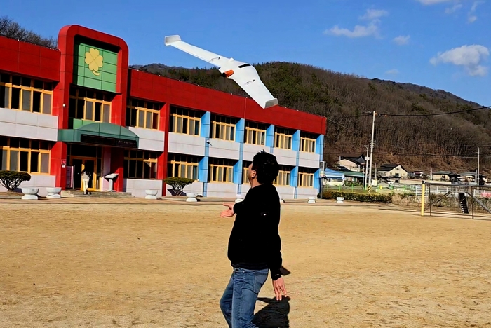 천안시 직원이 지적 재조사 사업지구의 촬영을 위해 무인비행기를 이륙시키고 있다