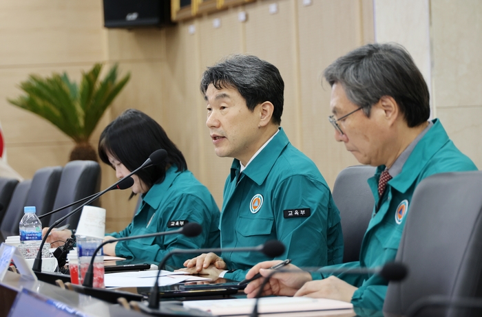 이주호 부총리가 13일 전북대를 방문해 총장 및 의대학장과 간담회를 가지고 학생들의 수업 복귀를 독려해달라고 당부했다.[교육부 제공]