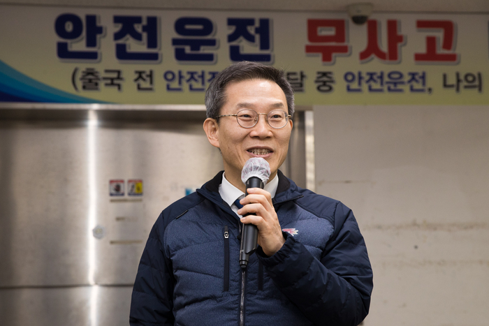 이종호 과학기술정보통신부 장관이 14일 오전 부산광역시 수영구 남부산우체국을 방문해 선거우편물 특별소통 준비 상황을 점검했다.