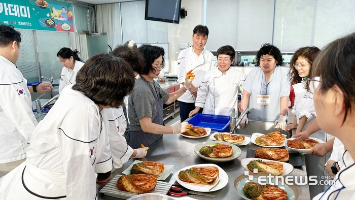 지난해 세계김치연구소 김치 리더스 아카데미 교육 모습.