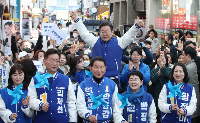 더불어민주당 이재명 대표가 14일 오전 대전 중구 으능정이 거리를 방문해 시민들에게 지지를 호소하고 있다.