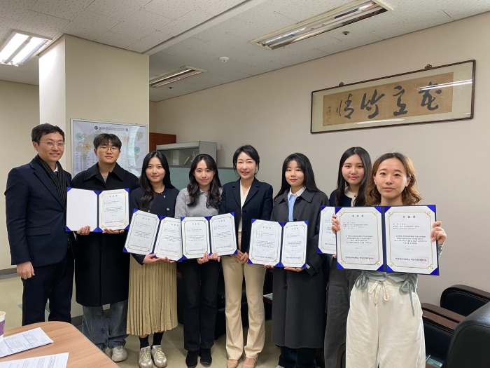 한국외대 대학일자리플러스 본부 3기 서포터즈 수료식에서 참석자들이 기념촬영 했다. (사진=한국외대)