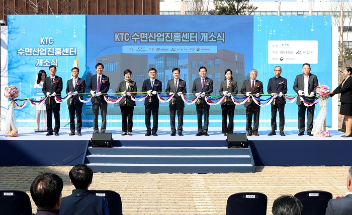 왼쪽 세 번째부터 김기찬 KTC 이사장, 김희영 아산시의회 의장, 안성일 KTC 원장, 김태흠 충청남도 도지사, 박경귀 아산시장