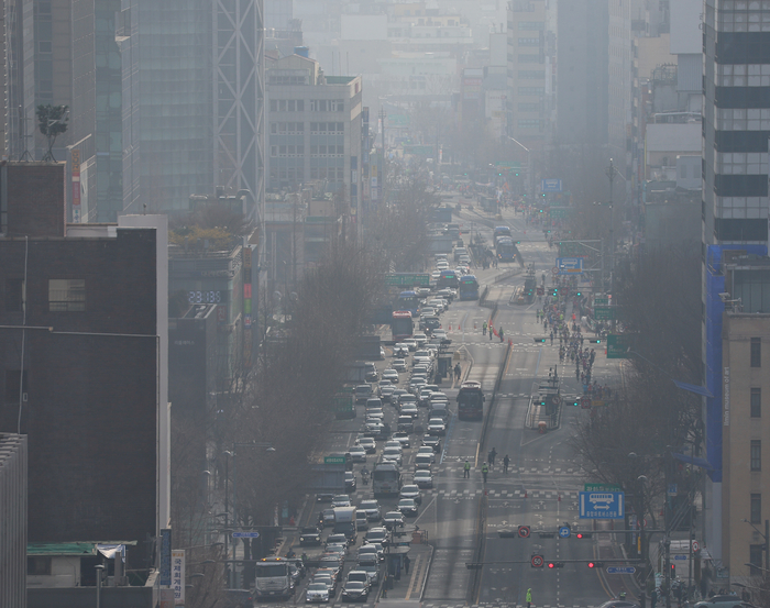 올봄 첫 황사 유입으로 미세먼지 수준이 나쁨을 기록한 17일 오전 서울 종로 일대가 뿌옇게 보인다. [연합뉴스]