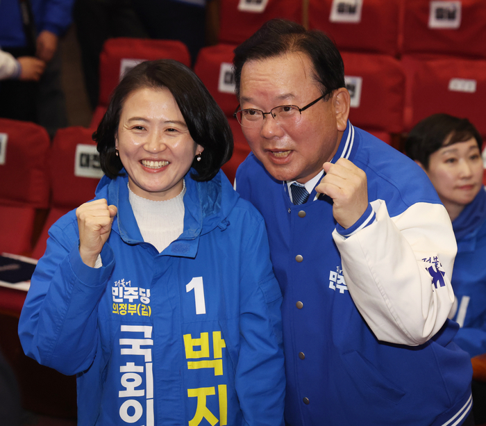 더불어민주당 김부겸 상임공동선대위원장이 17일 서울 여의도 국회 의원회관에서 열린 제22대 총선 후보자 대회에서 박지혜 의정부갑 후보와 기념촬영을 하고 있다. 연합뉴스