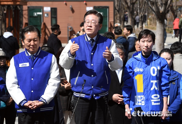 더불어민주당 이재명 상임공동선대위원장이 18일 오전 서울 마포구 경의선숲길을 방문해 취재진의 질문에 답하고 있다.이동근기자 foto@etnews.com